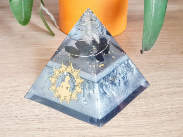 Orgonite pyramide shungite grise
